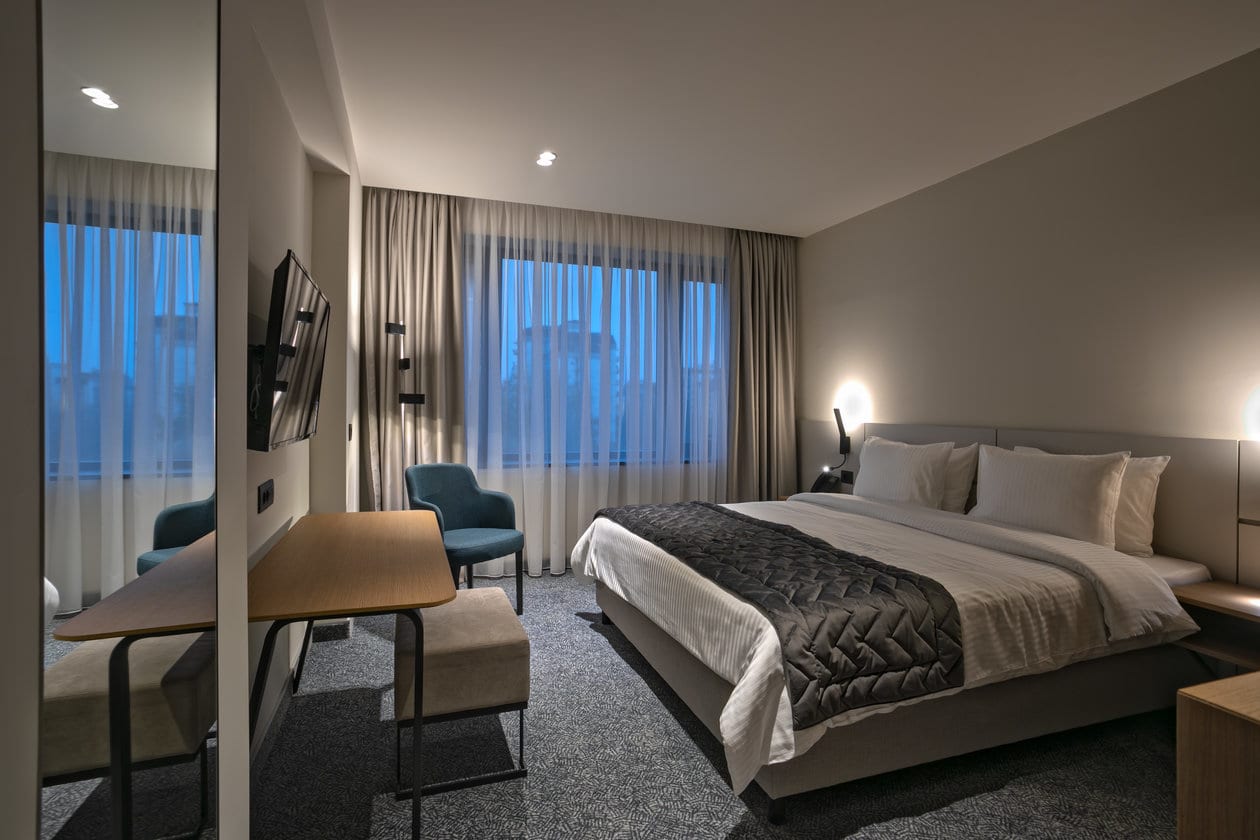 Мона Плаза 18